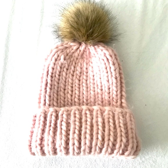 Main Character Accessories - Aritzia tuque
